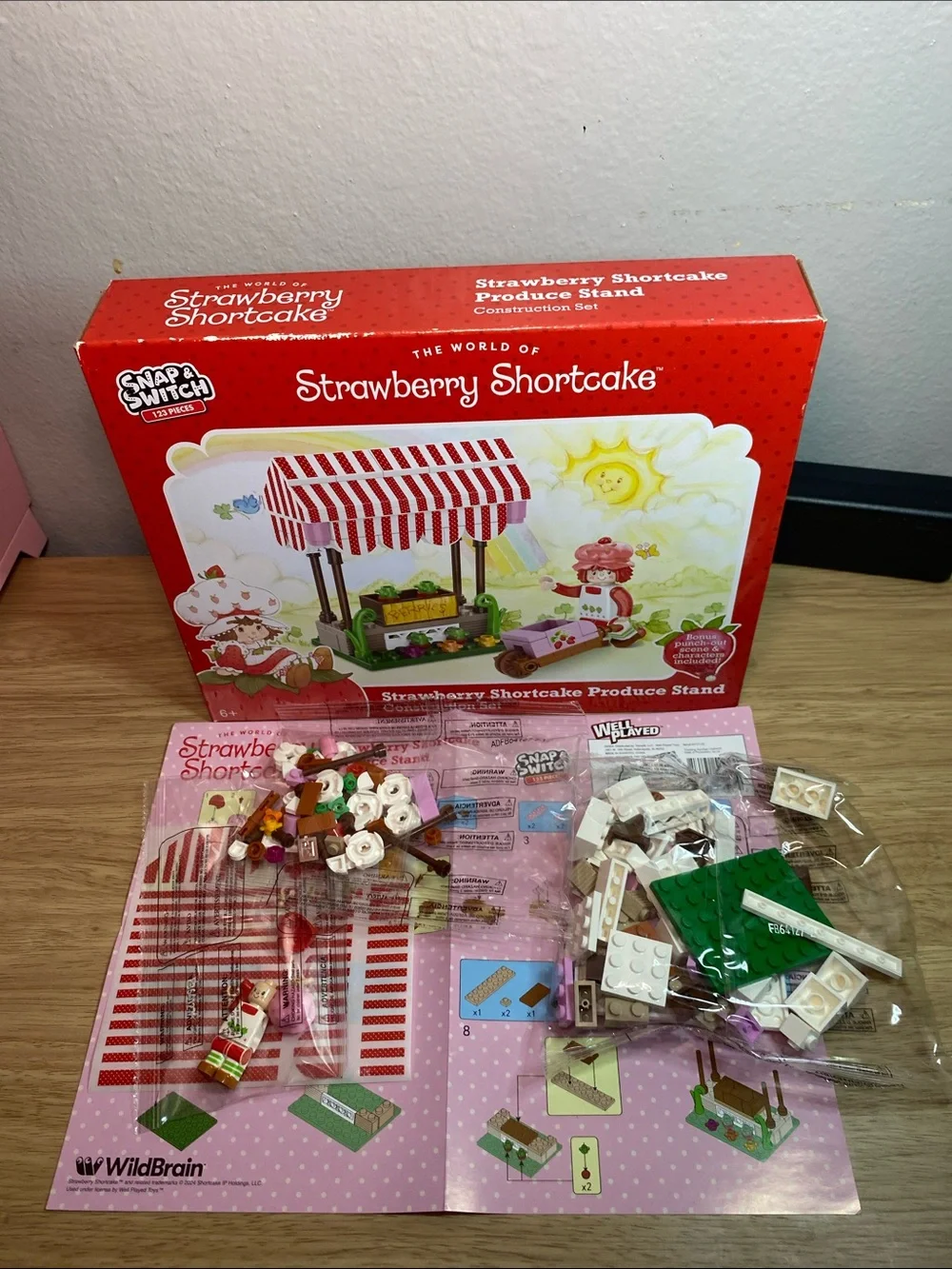 Strawberry Shortcake Produce Stand Construction Set - Red